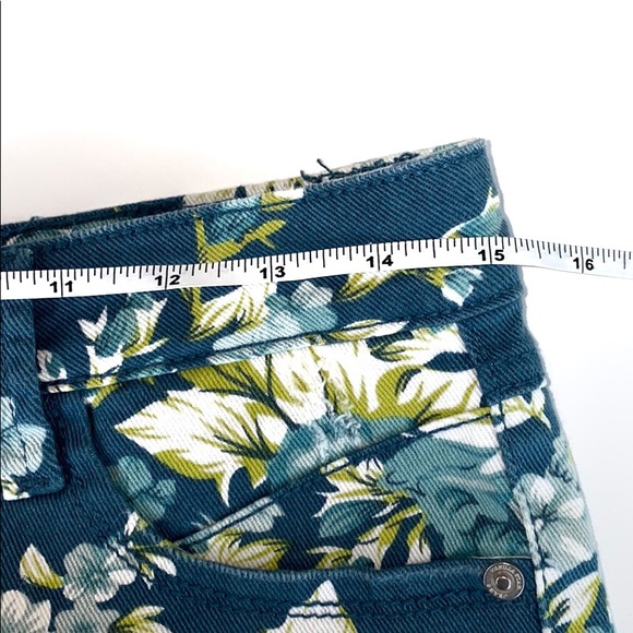 Vanilla Star floral distressed short - Picture 2 of 9
